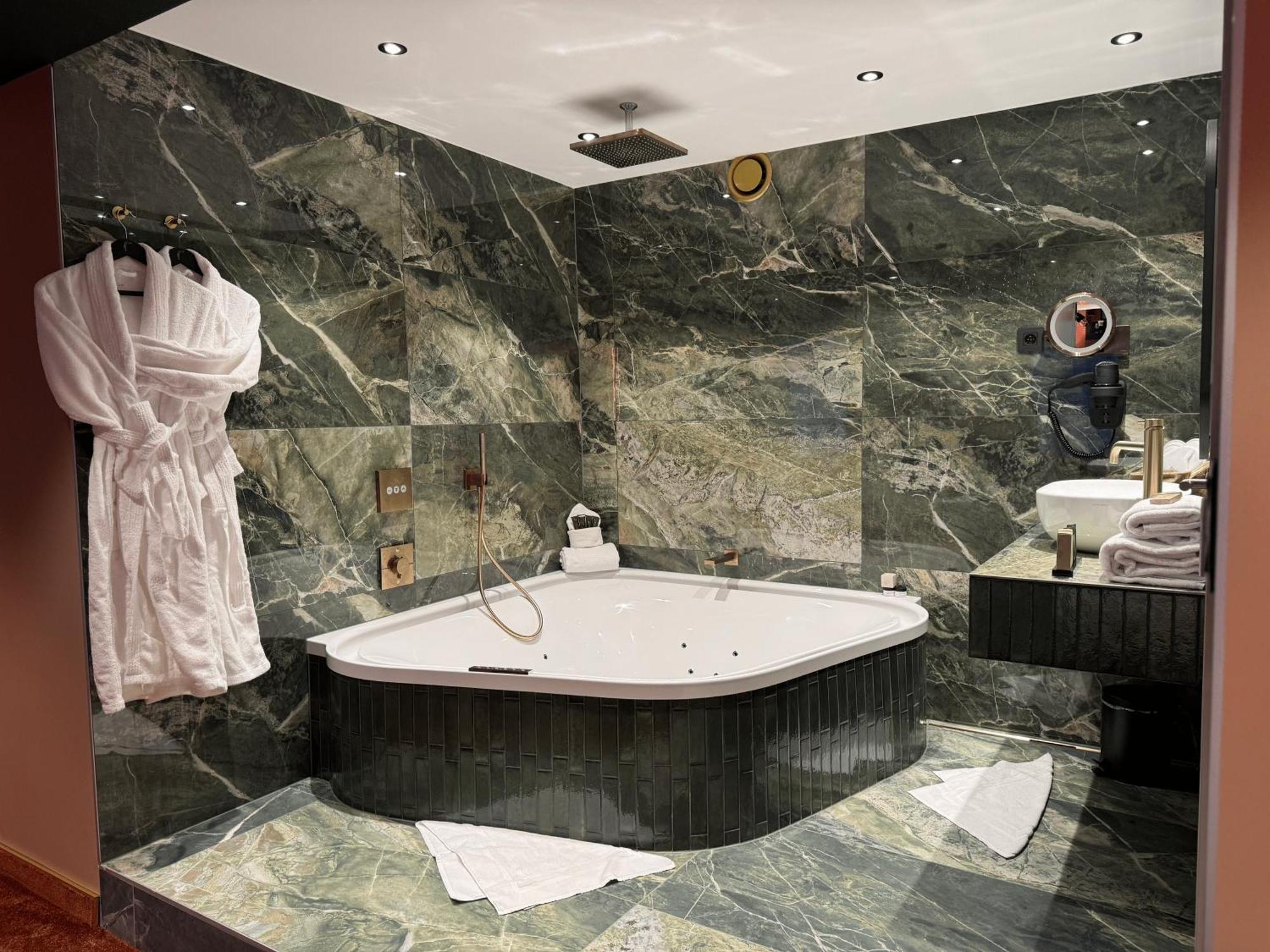 Hotel Restaurant Van Der Valk Nivelles-Sud Экстерьер фото